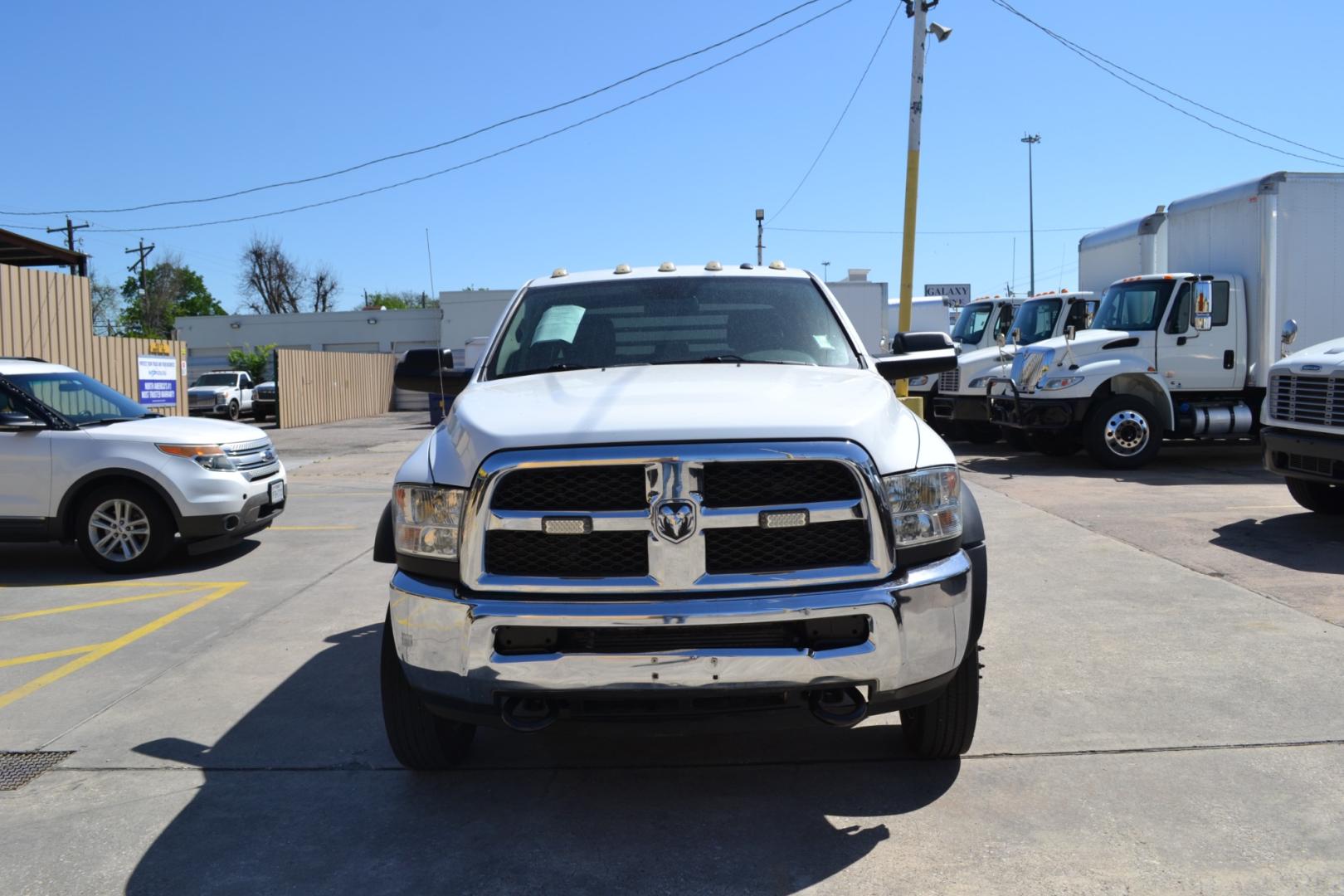 2016 WHITE /BLACK RAM 5500 with an CUMMINS 6.7L TURBO DIESEL engine, AISIN A465 6SPD AUTOMATIC transmission, located at 9172 North Fwy, Houston, TX, 77037, (713) 910-6868, 29.887470, -95.411903 - 19,500LB GVWR, 11.5FT FLATBED, 96" WIDE, GOOSENECK/BUMPER PULL HITCH, CREW CAB, POWER WINDOWS, LOCKS, & MIRRORS, COLD A/C - Photo#1